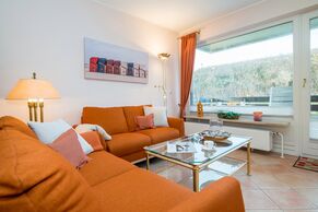 Wohnzimmer mit Austritt zum Westbalkon und Dünenblick