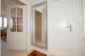 Flur mit Garderobe, grossem Spiegel und Zugang zu dem Wohnzimmer, Duschbad/WC,separate Kueche