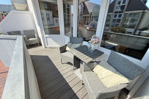 Südbalkon mit Aussicht auf die Strandstraße