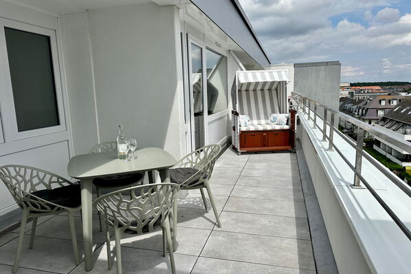 Ostbalkon mit Balkonmöbeln & Strandkorb