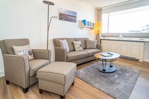 Wohnzimmer mit Sofa, Essplatz und Austritt auf die Loggia 