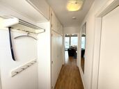 Flur-/Eingangsbereich mit Zugang zum Schlafzimmer, Wohnzimmer und Bad