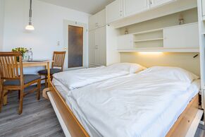 1-Zimmer-Appartement mit Wohn-/Schlafzimmer: Schrankbett und Essplatz