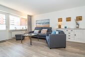 Wohnzimmer mit Sofa und Sessel 