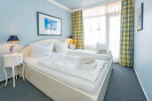 Schlafzimmer mit Doppelbett und Fenster (+Austritt zum Westbalkon)
