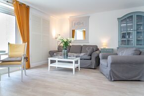 Wohnzimmer mit Sofa und Sessel