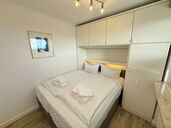 Schlafzimmer mit mit feststehendem Doppelbett