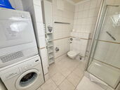 Duschbad/WC mit Waschmaschine und Trockner