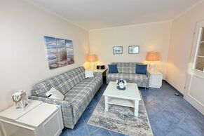 Wohnzimmer mit zwei Sofas