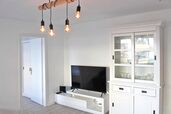 Wohnzimmer mit TV und Zutritt zum Schlafzimmer 