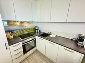 offene Küchenzeile mit Spülmaschine und Backofen