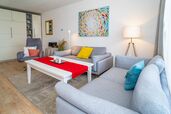 Wohnzimmer mit zwei 2-Sitzer-Sofa und Sessel