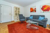 Wohnzimmer mit Sofa und Sessel